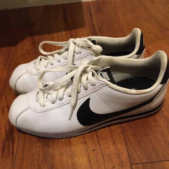 White and black nike Cortez’s - Picture 4 of 5